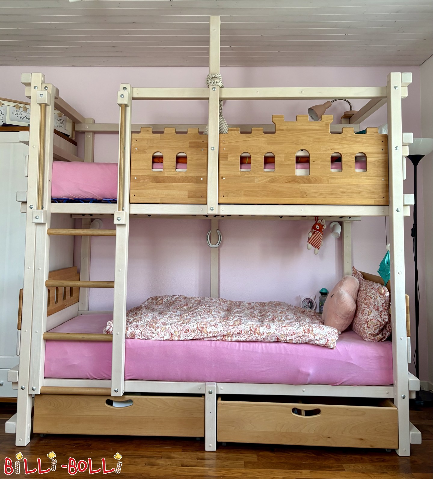 Ad 7137: Bunk bed with castle decoration, white varnished beech, lots of accessories Bunk bed with castle decoration, white varnished beech, lots of accessories (Category: Bunk Bed pre-owned)