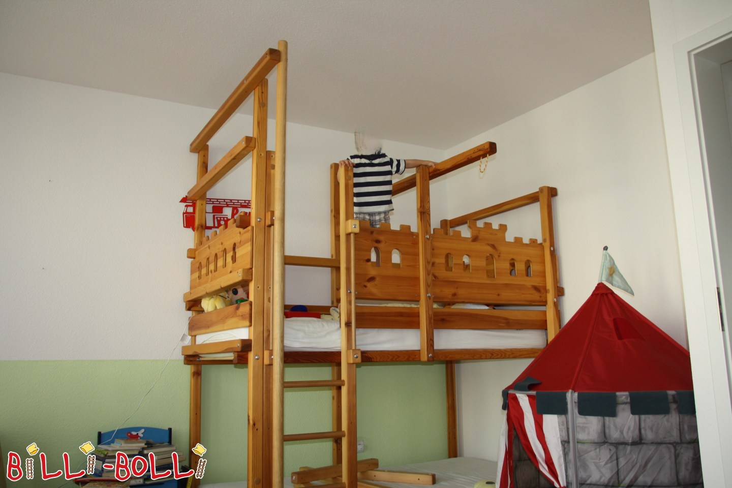 Ad 7095: Bunk bed offset to the side with knight's castle boards, fireman's pole Bunk bed offset to the side with knight's castle boards, fireman's pole (Category: Bunk Bed Laterally Staggered pre-owned)