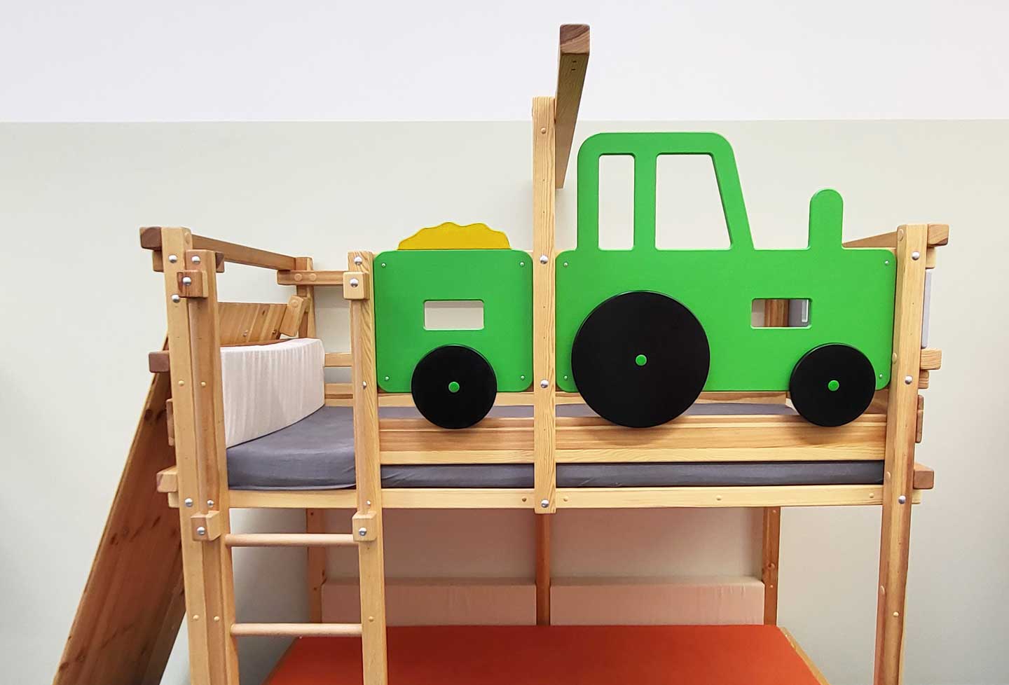 Tractor bed: sleep in your own tractor Tractor bed: sleep in your own tractor